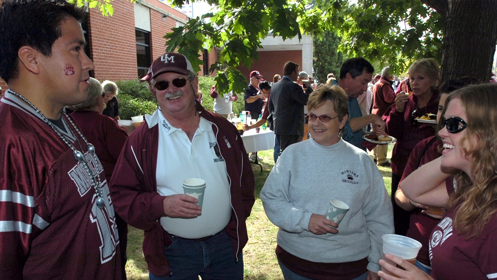 Photo of past law alumni homecoming tailgate